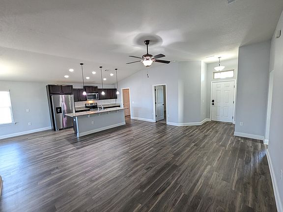 3rd image of 2401 Spur Ln