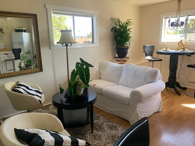 2528 De La Vina St — Photo 6