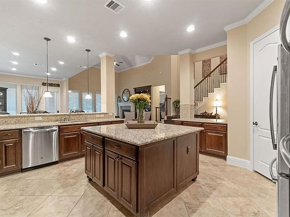 Perfect kitchen for all your needs. Large center island and tons of countertops.