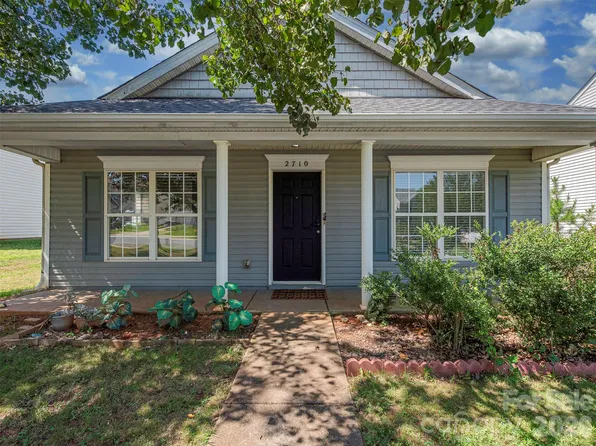 2710 Blackberry Ridge Ln, Charlotte, NC 28208