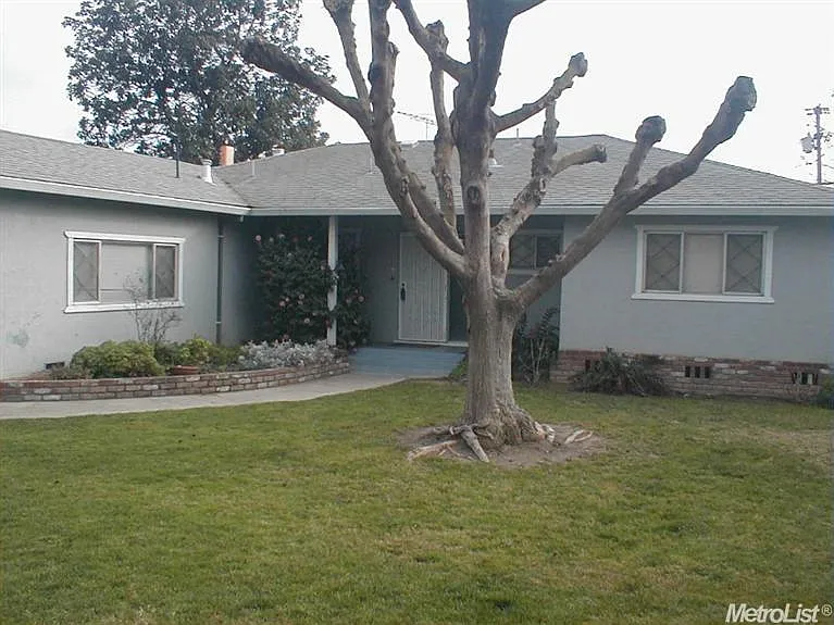 300 Hayes Dr photo 1