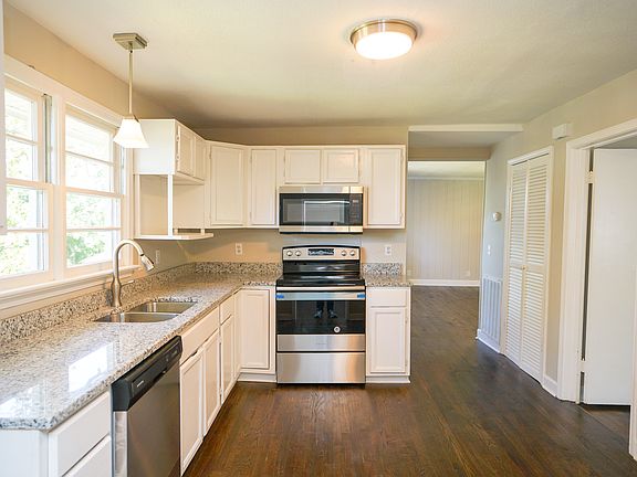 3rd image of 7009 Greenway Dr
