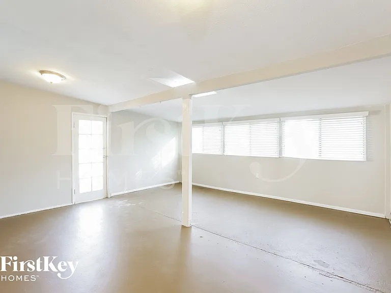 402 E Dunbar Dr — Photo 4