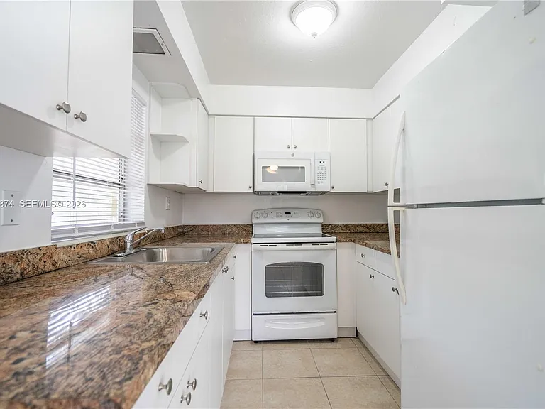 1812 NE 20th Ave #1 — Photo 9