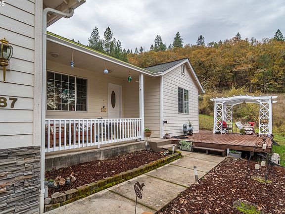 3rd image of 487 SE Dos Gatos Ct
