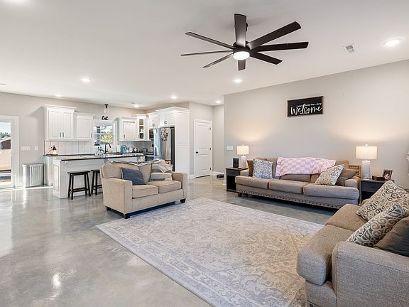 5th image of 10 Farris Ln