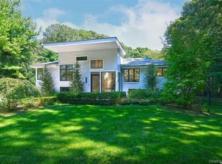 17 Beaumont Dr, Melville, NY 11747