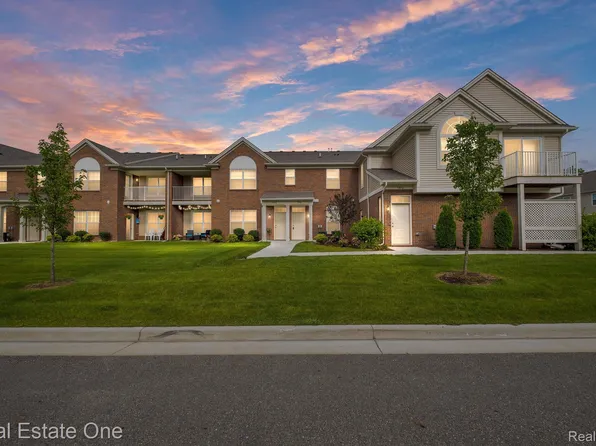51858 E Pointe Ln, Chesterfield, MI 48051