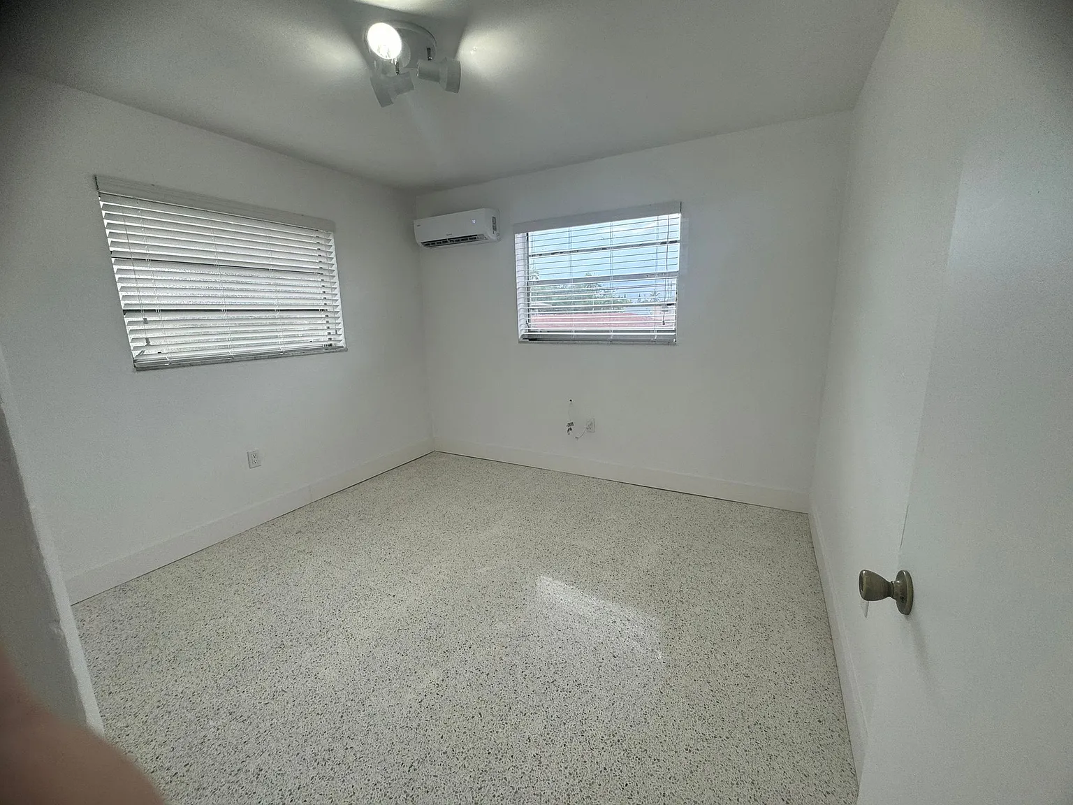 Las Brisas Apartments — Photo 3