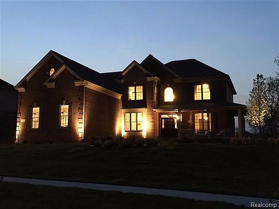 3rd image of 2402 Woodview Ln