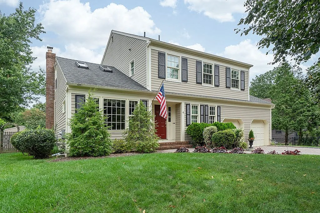4 Lindsay Ct photo 1