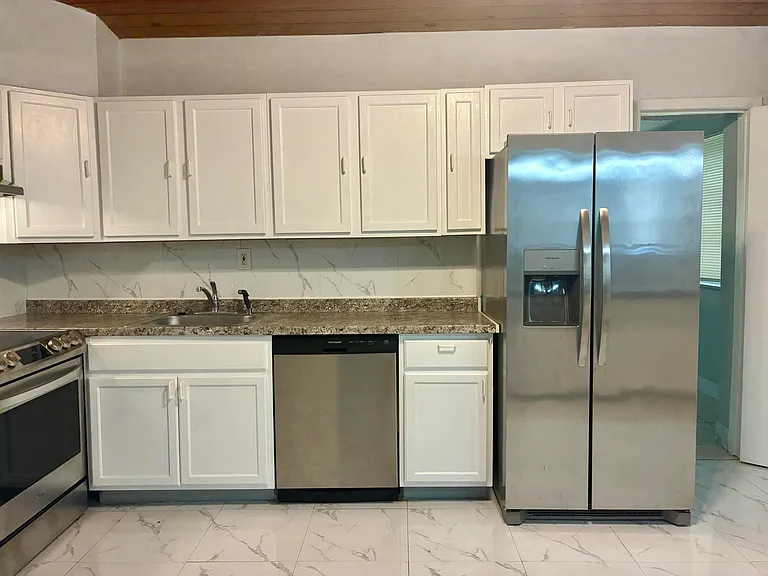 3630 SW 46th Ave — Photo 6