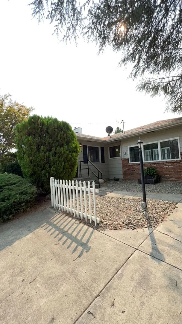 Large 4 Bedroom Orchards Home with private backyard! — Photo 2
