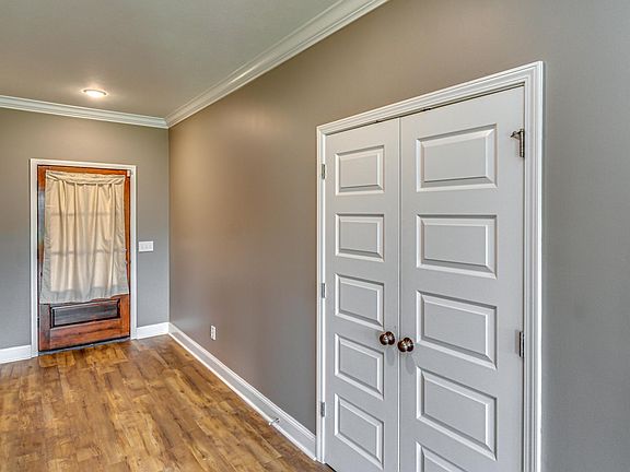 3rd image of 105 Beechwood Cir