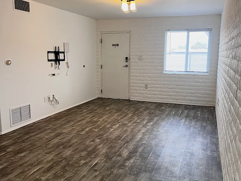 2415 N Columbus Blvd #3 — Photo 3