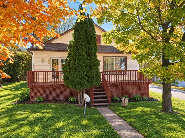 18 Brock St, Penetanguishene, ON L9M 1R9