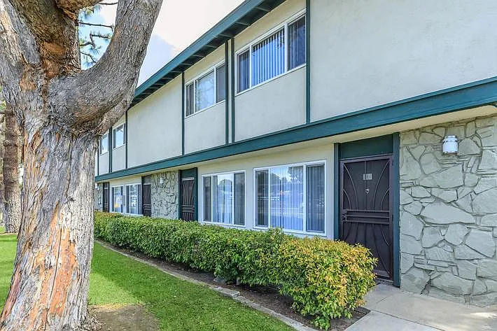 Villa Pacific Townhomes — Photo 28