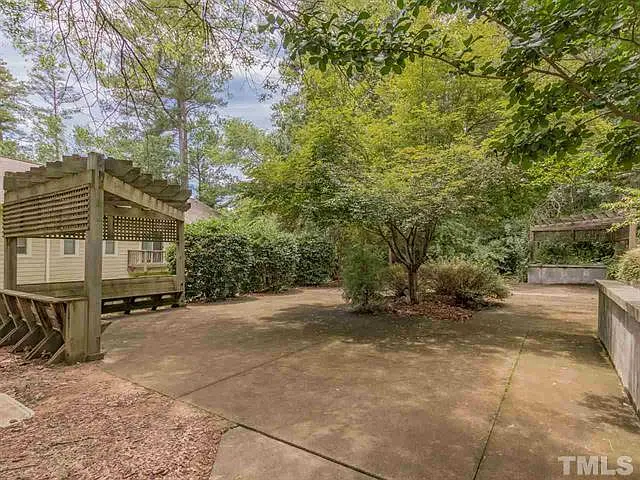 The Retreat has a courtyard with benches and outdoor bbq grills.