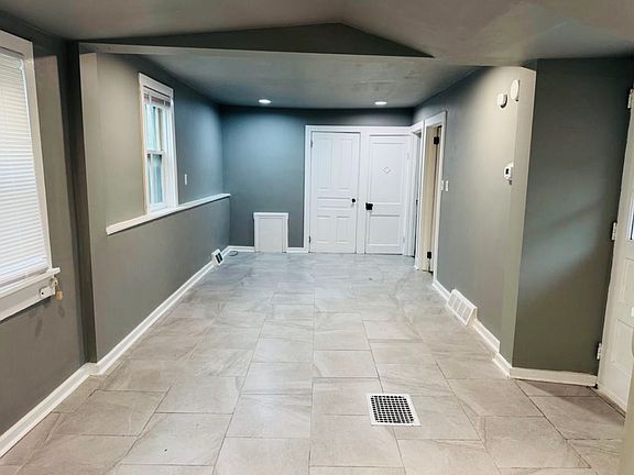 2nd image of 121 E Chestnut St #2