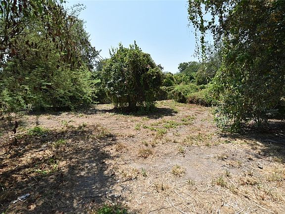 4th image of 610 S Atascosa St