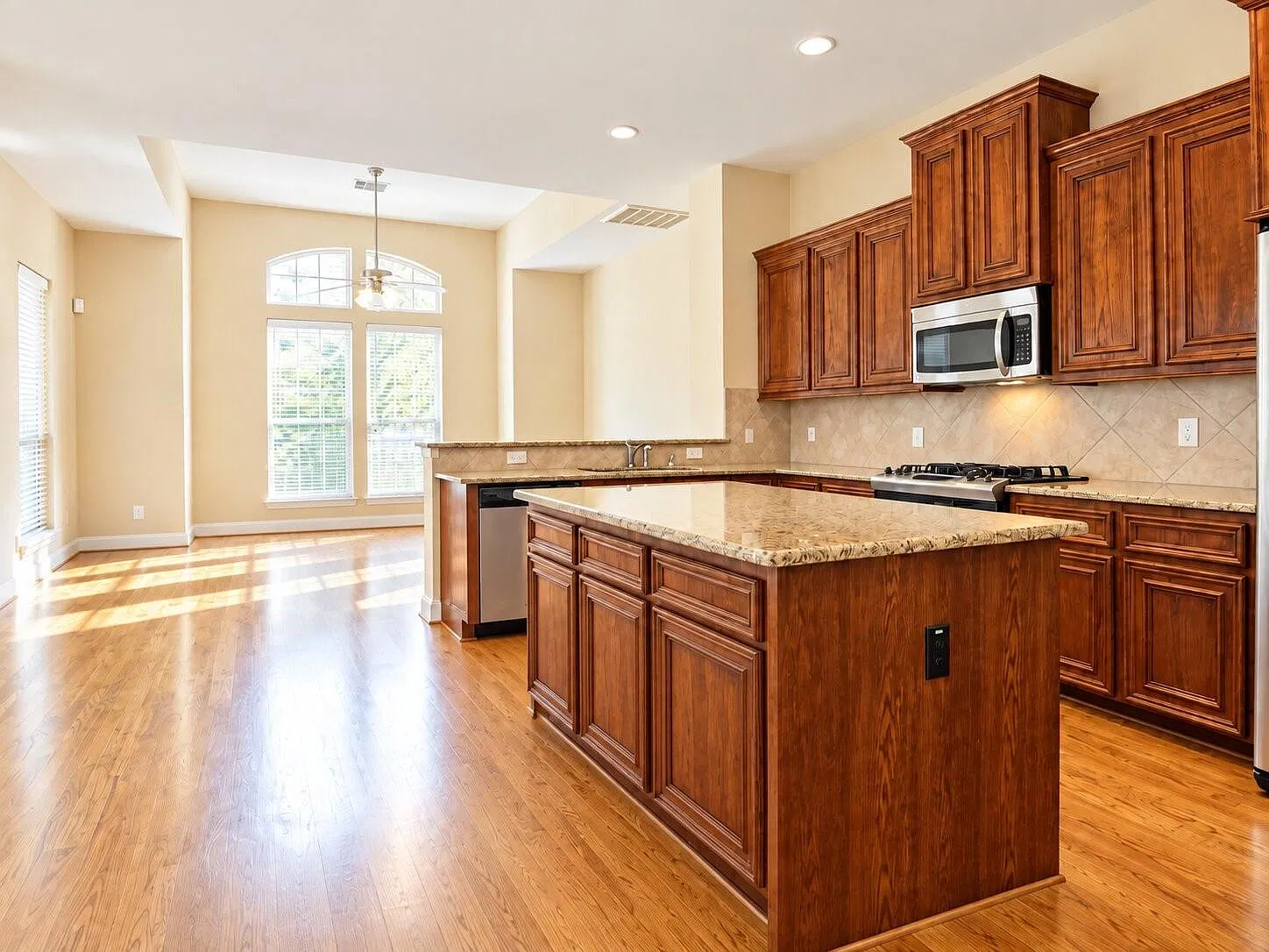 2 bed, 2.0 bath, 1608 sqft, $1,900 — Photo 2
