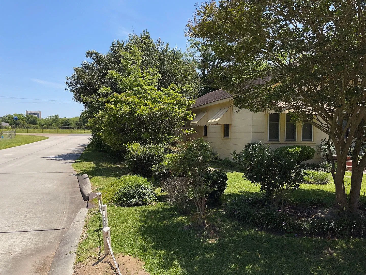2 bedrooms 1 bath - Large Yard — Photo 3