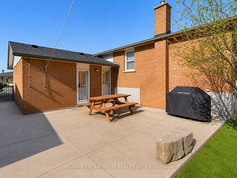 134 Marcella Cres #B — Photo 3