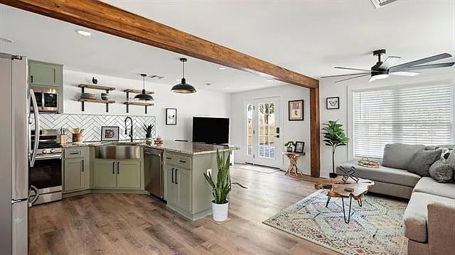 2 bed, 1.0 bath, 986 sqft, $3,000 — Photo 4