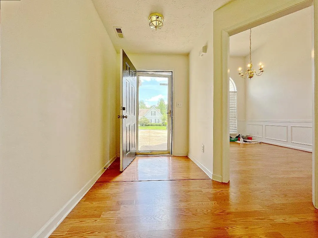 4 bed, 1896 sqft, $2,400 — Photo 4