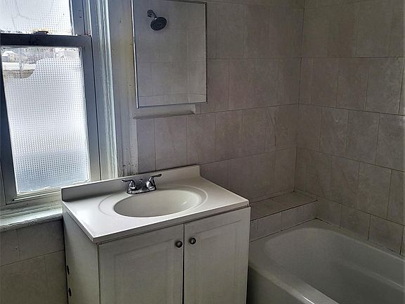 4th image of 604 Woodlawn Ave #1