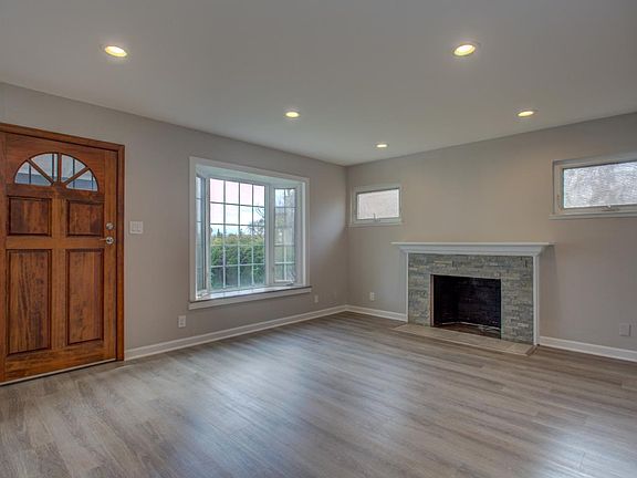 3rd image of 1253 Farringdon Dr