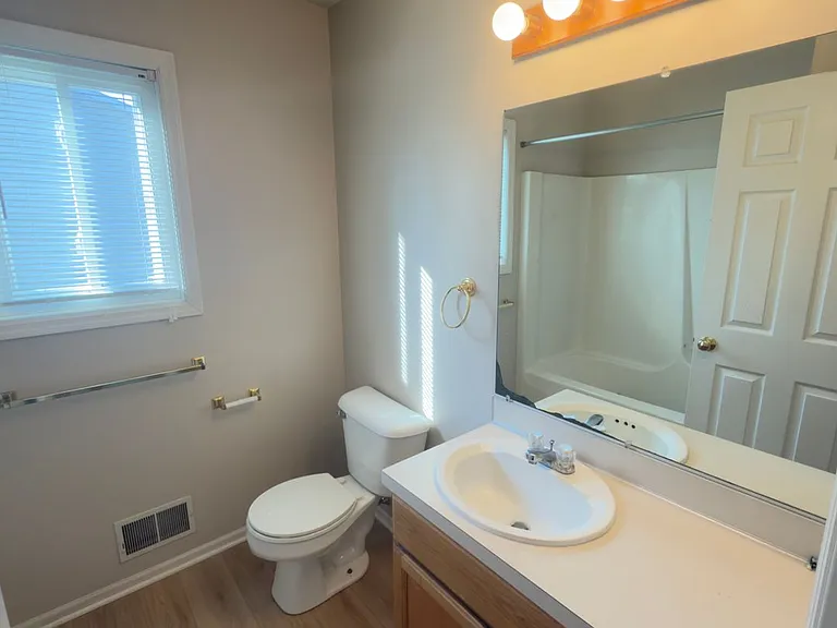 4441 Hillrise Ct NE — Photo 8