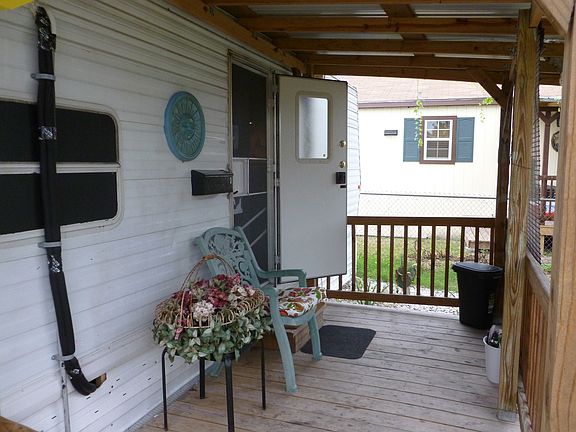 Covered patio, wood deck