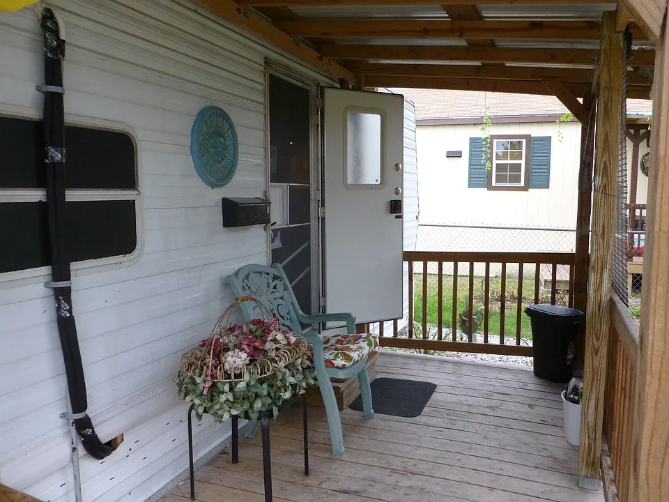 Covered patio, wood deck