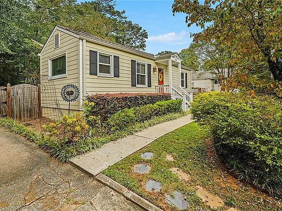2nd image of 811 Scott Cir