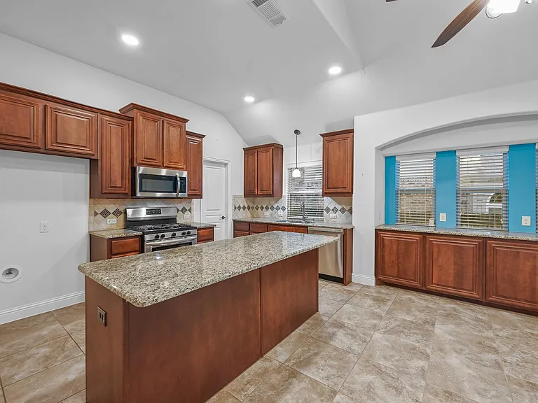 905 Foxtail Dr — Photo 4
