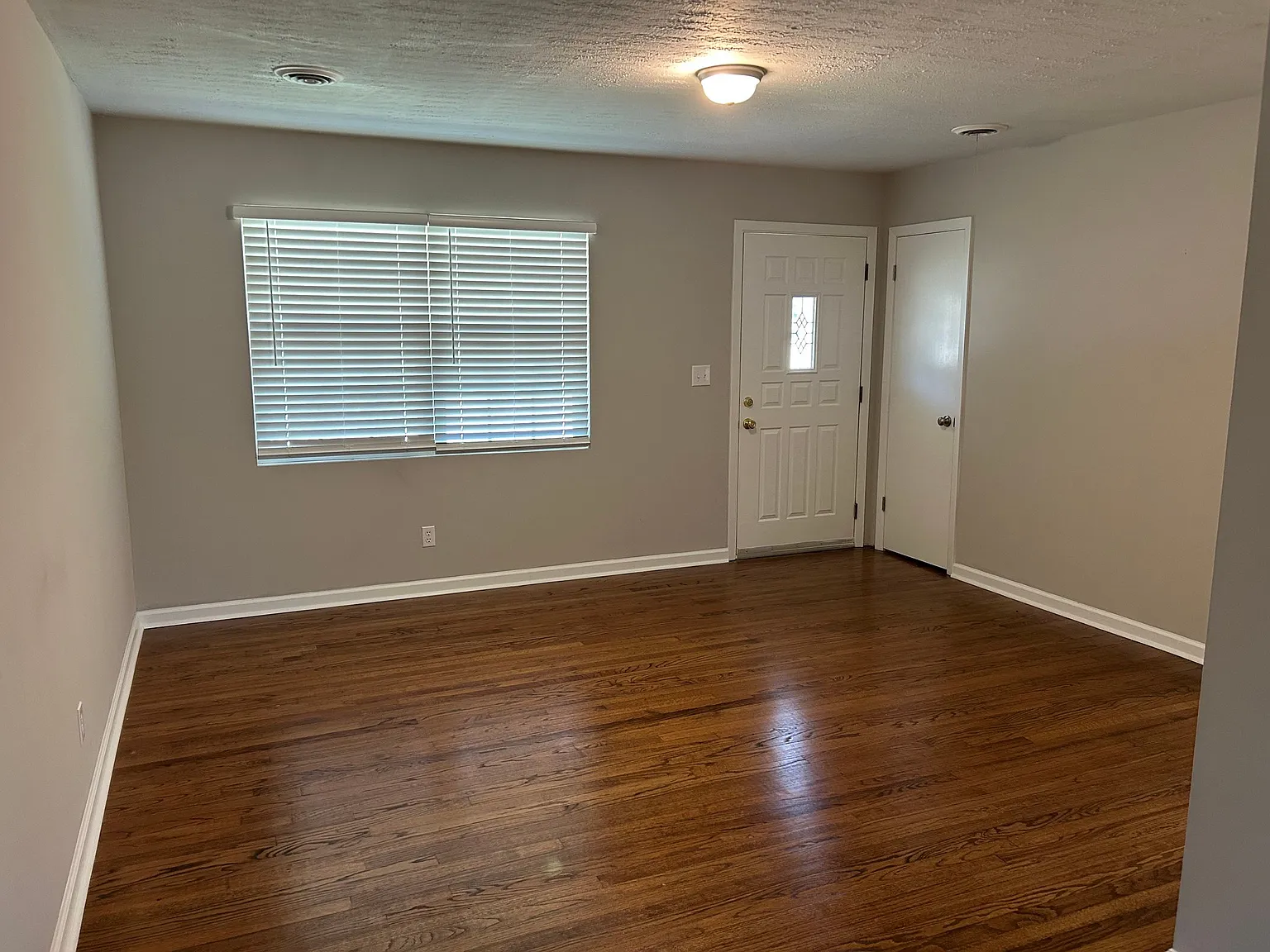 Single story ranch, close to everything! — Photo 2