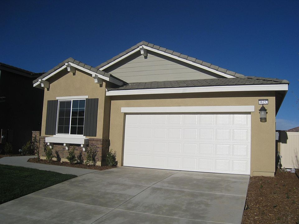 Front Yard (photo a few years old)