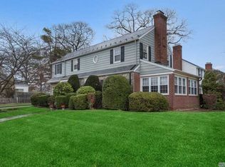 69 Milburn St, Rockville Centre, NY 11570