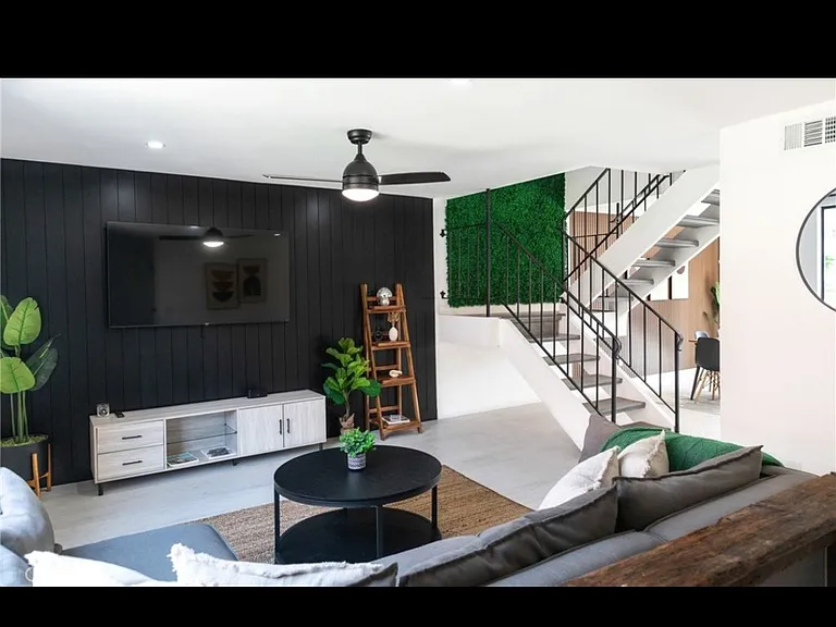 2252 N Indian Canyon Dr #B — Photo 2