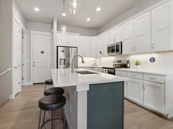 176 High Point Dr, Longmont, CO 80504
