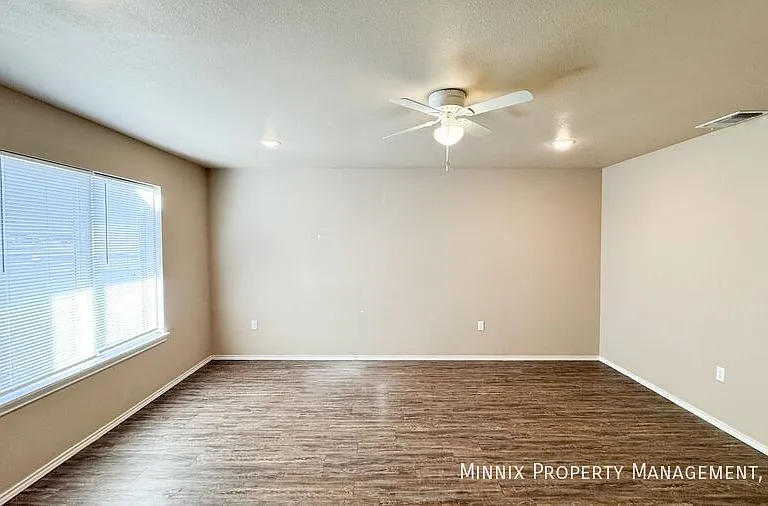 2406 N Avenue O — Photo 4
