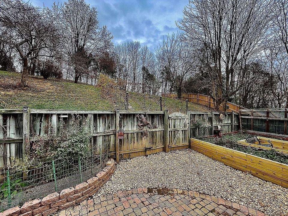 2nd image of 706 Country Club Dr SW