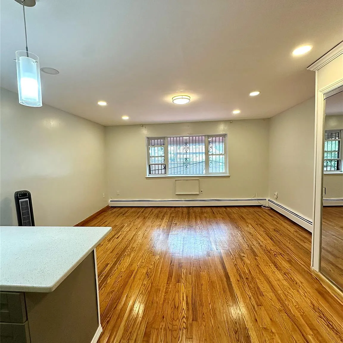 2 bed, 1.0 bath, 900 sqft, $2,300 — Photo 2