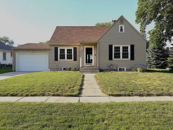 208 E 4th St, Neligh, NE 68756