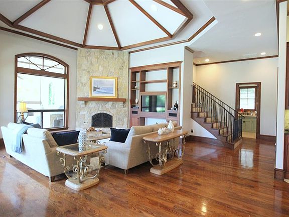 4th image of 209 Falling Water Dr