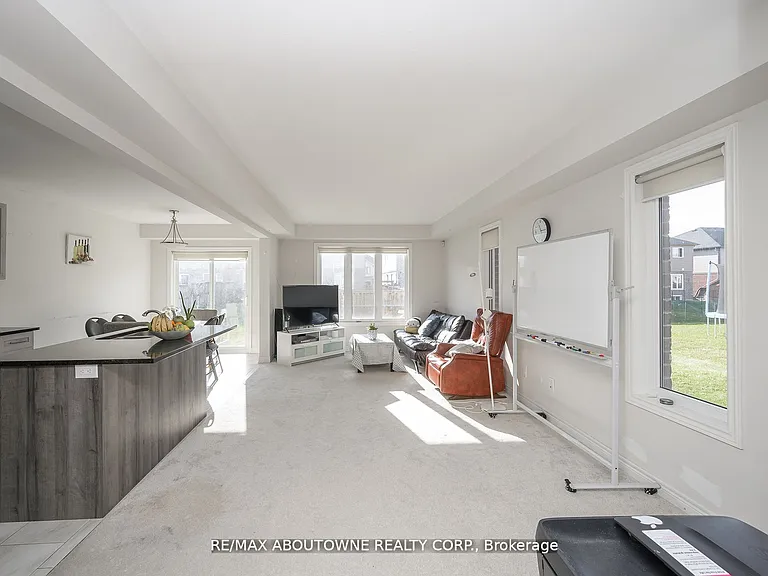 93 Heron St — Photo 3