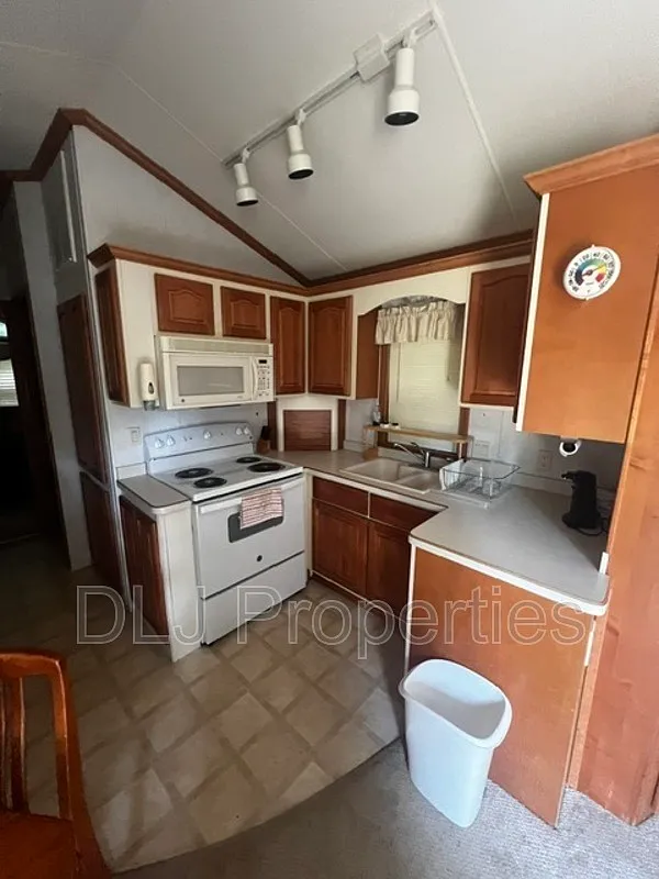 1 bed, 1.0 bath, $925 — Photo 4