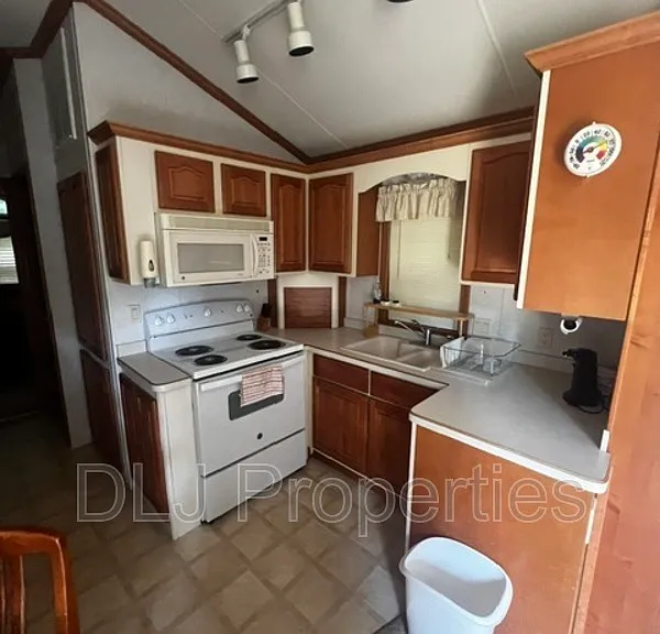 110 Edgewood Way — Photo 4