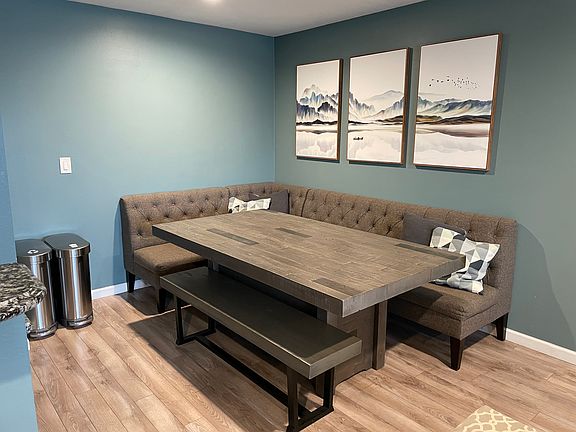 Dining area (between living room & kitchen)